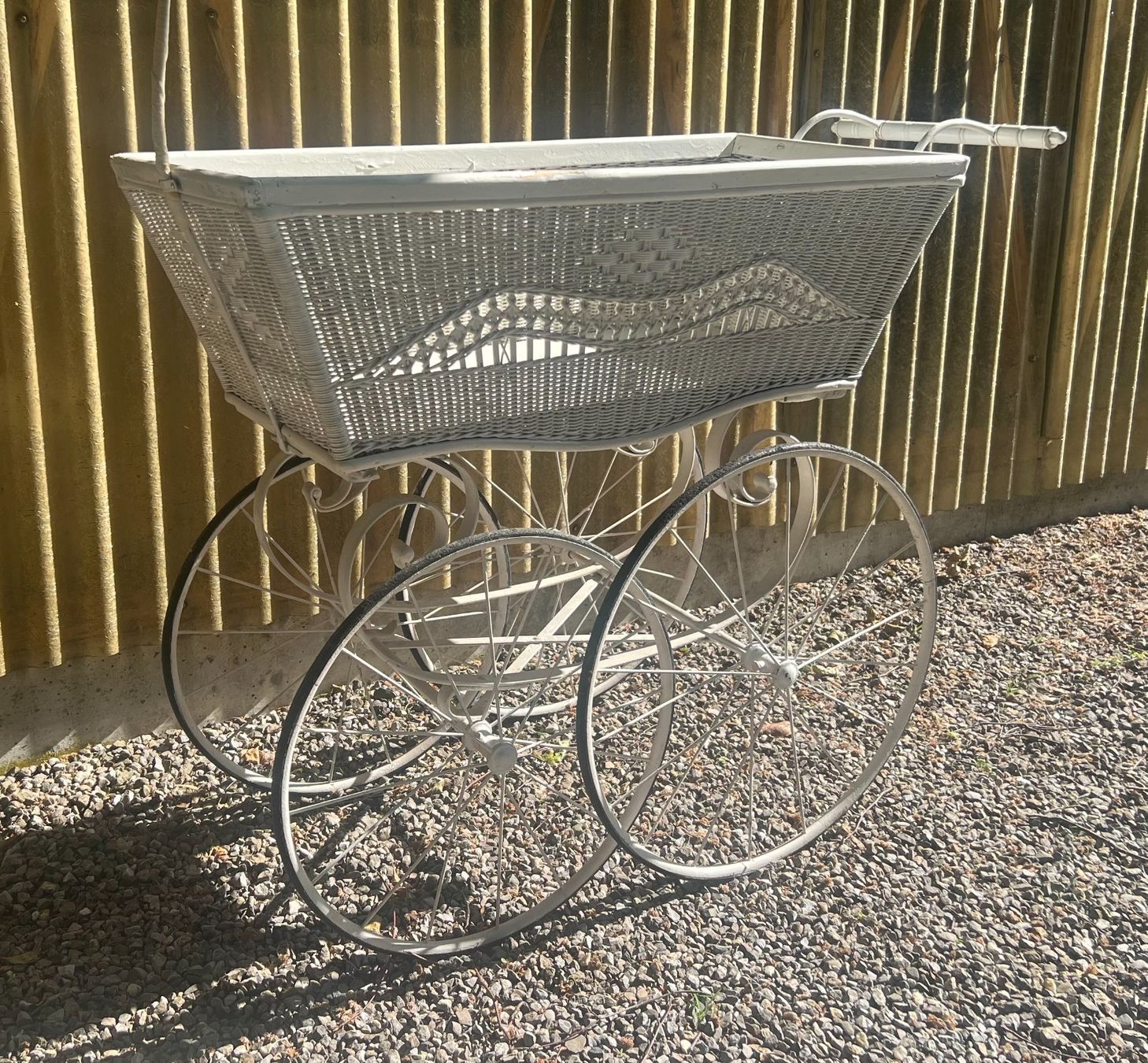 Carrozzine: Antiker Kinderwagen mit Eisenfederung – Usato da Rickenbach LU venduto da Spalierelger 4