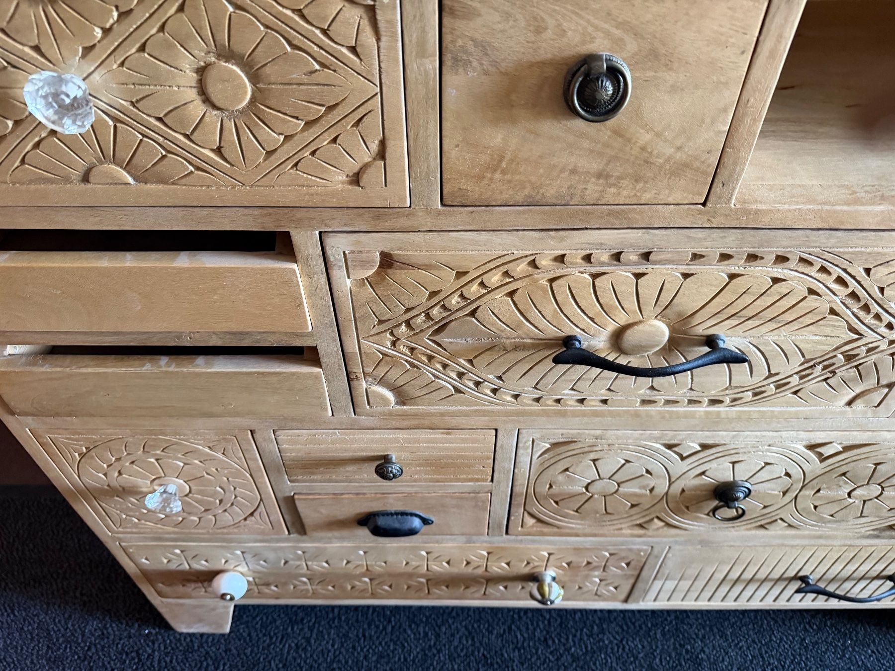 Livique Cassettiere: Holz Sideboard mit Schnitzereienrl – Usato da Oberägeri venduto da kaitanja 1