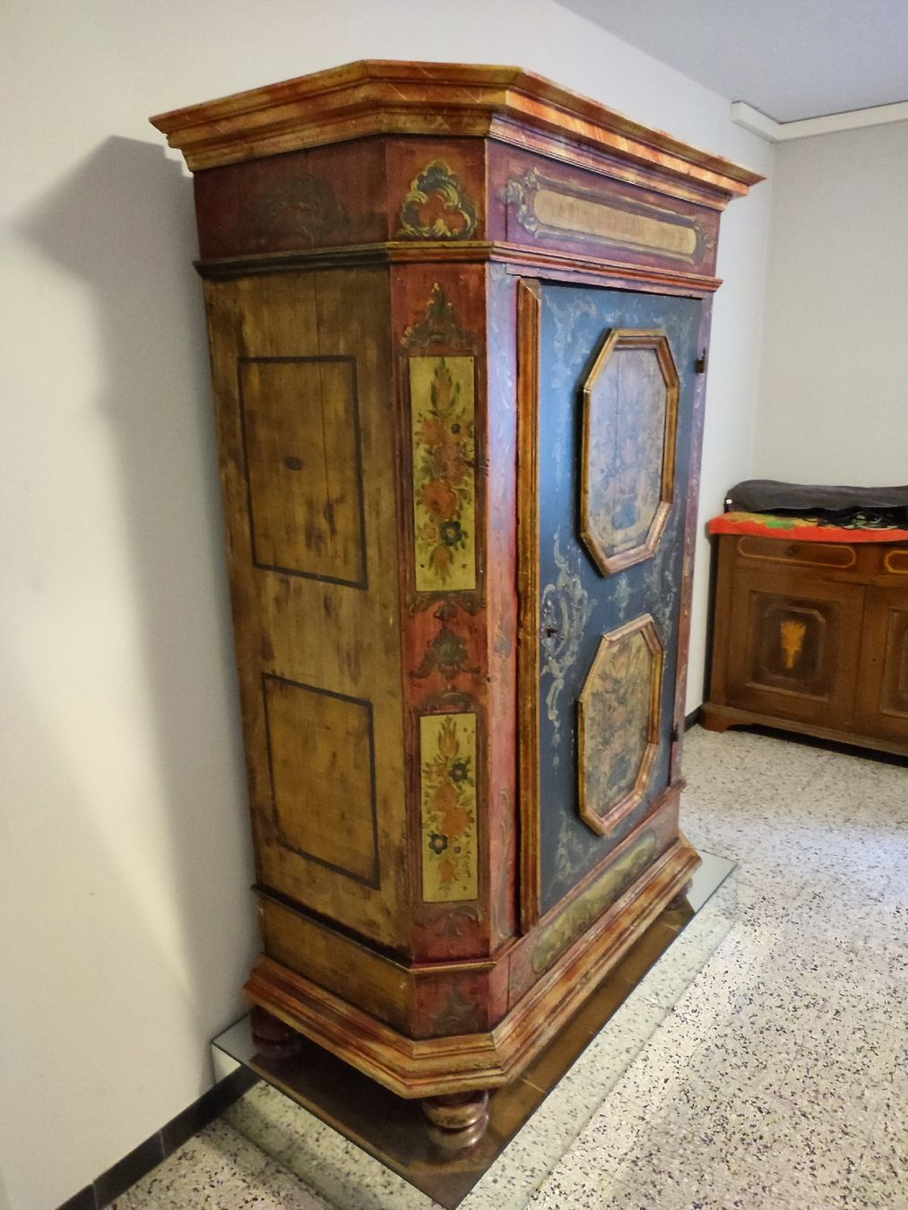 Armadi: Antico armadio decorato – Usato da Ascona venduto da Artik3 1