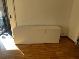 Sideboard weiss mit einer Glasplatte