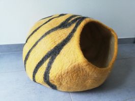 Katzenhöhle Gelb + schwarze Streifen Filz 45cm Filzhöhle