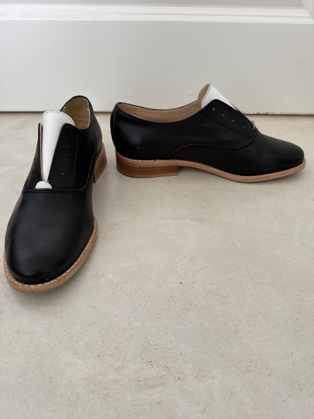 Navyboot Damenschuhe: Belles chaussures Oxford noires et blanches – Gebraucht aus giffers von sev_c9x9 1