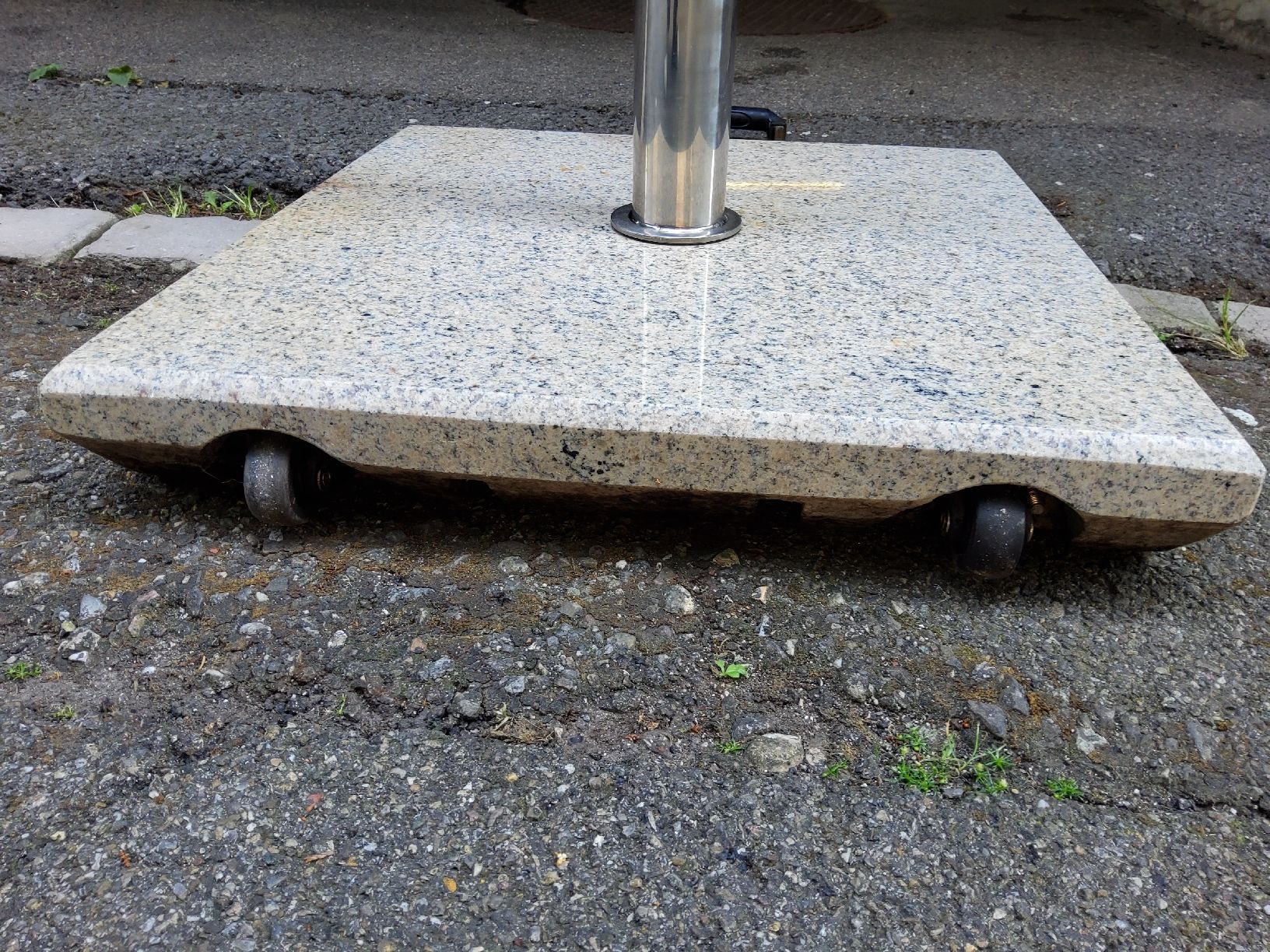 Altro: Granit-Schirmständer 30 kg mit Rollen & Zuggriff – Usato da Winterthur venduto da eob_fw5j 9