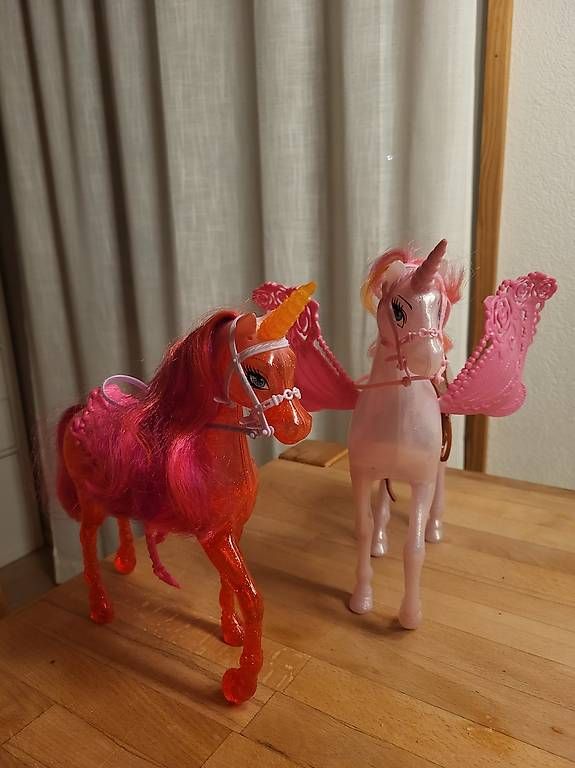 Jouets: 2 Einhörner – D'occasion à Mollis par reiver