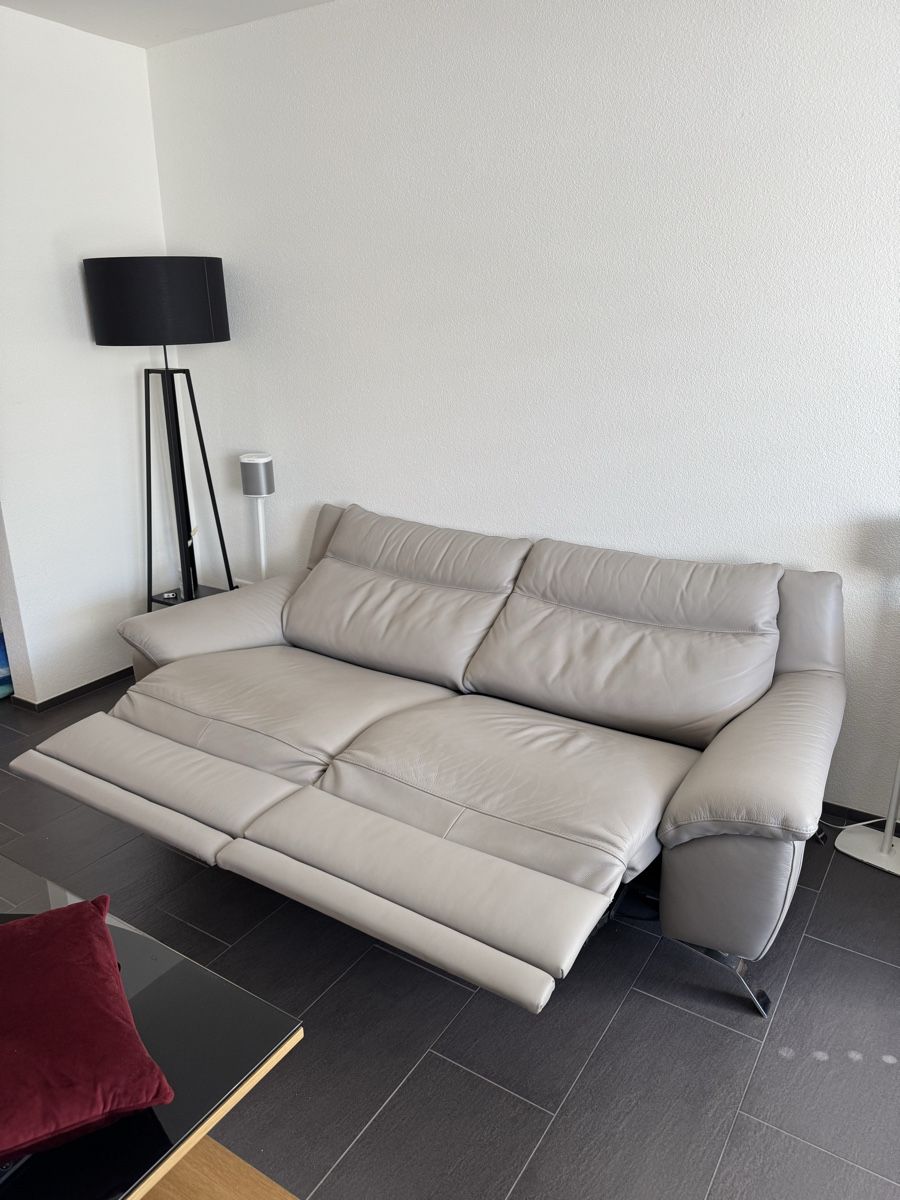 Divani: Ledersofa Natuzzi Editions mit Relaxfunktion hellgrau – Usato da Olten venduto da Trainer90 2
