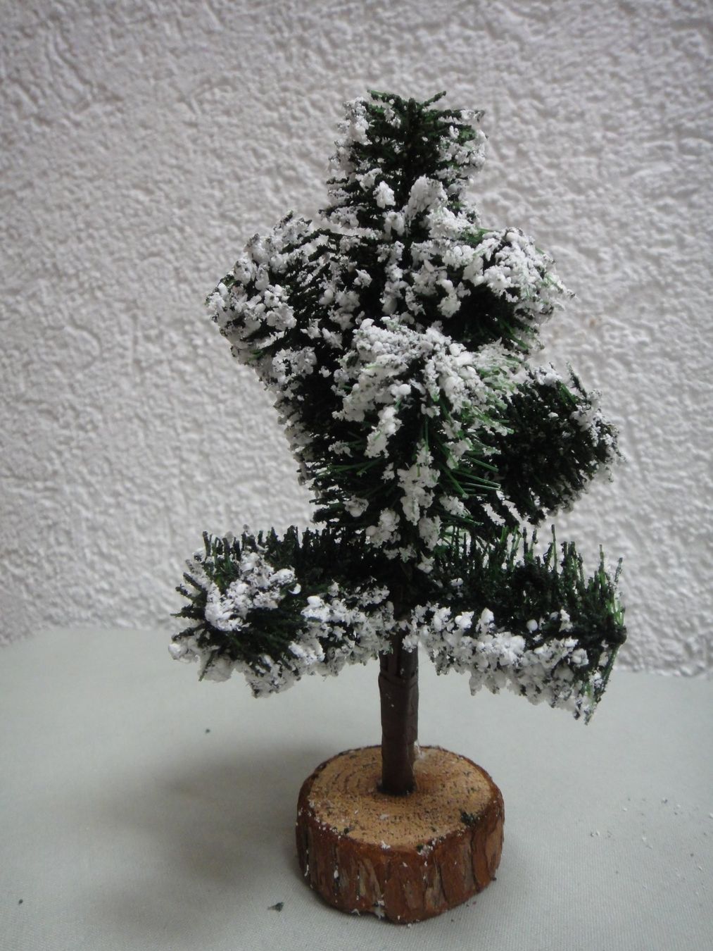 Case e mobili per bambole: Puppenhauszubehör, Verschneiter Baum – Nuovo e nell'imballaggio originale da Detligen venduto da Crissie307