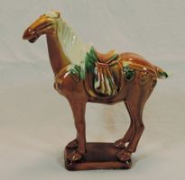 chinesische Keramik Pferdefigur braun und gruen glasiert