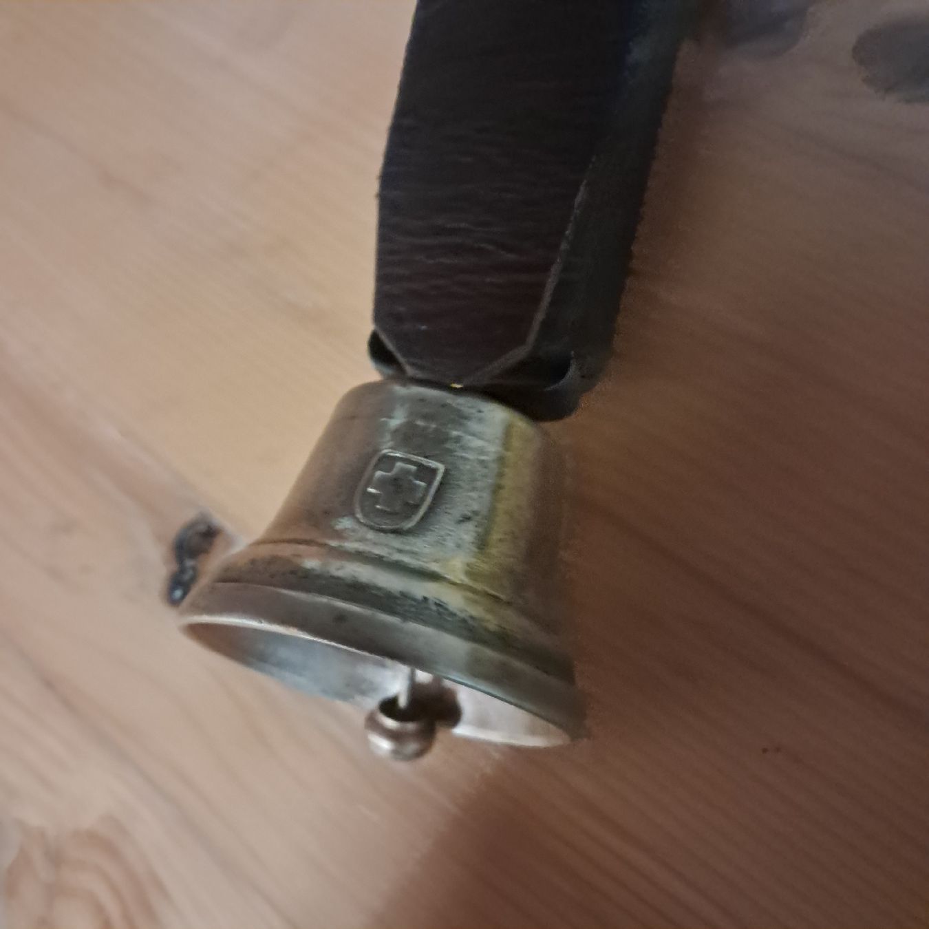 Campanacci mucche: Kleine Glocke mit Schweizerkreuz  – Usato da Murten venduto da SHETHOF 4
