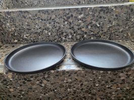 2 Teller flach matt schwarz Durchmesser 26 cm neuwertig