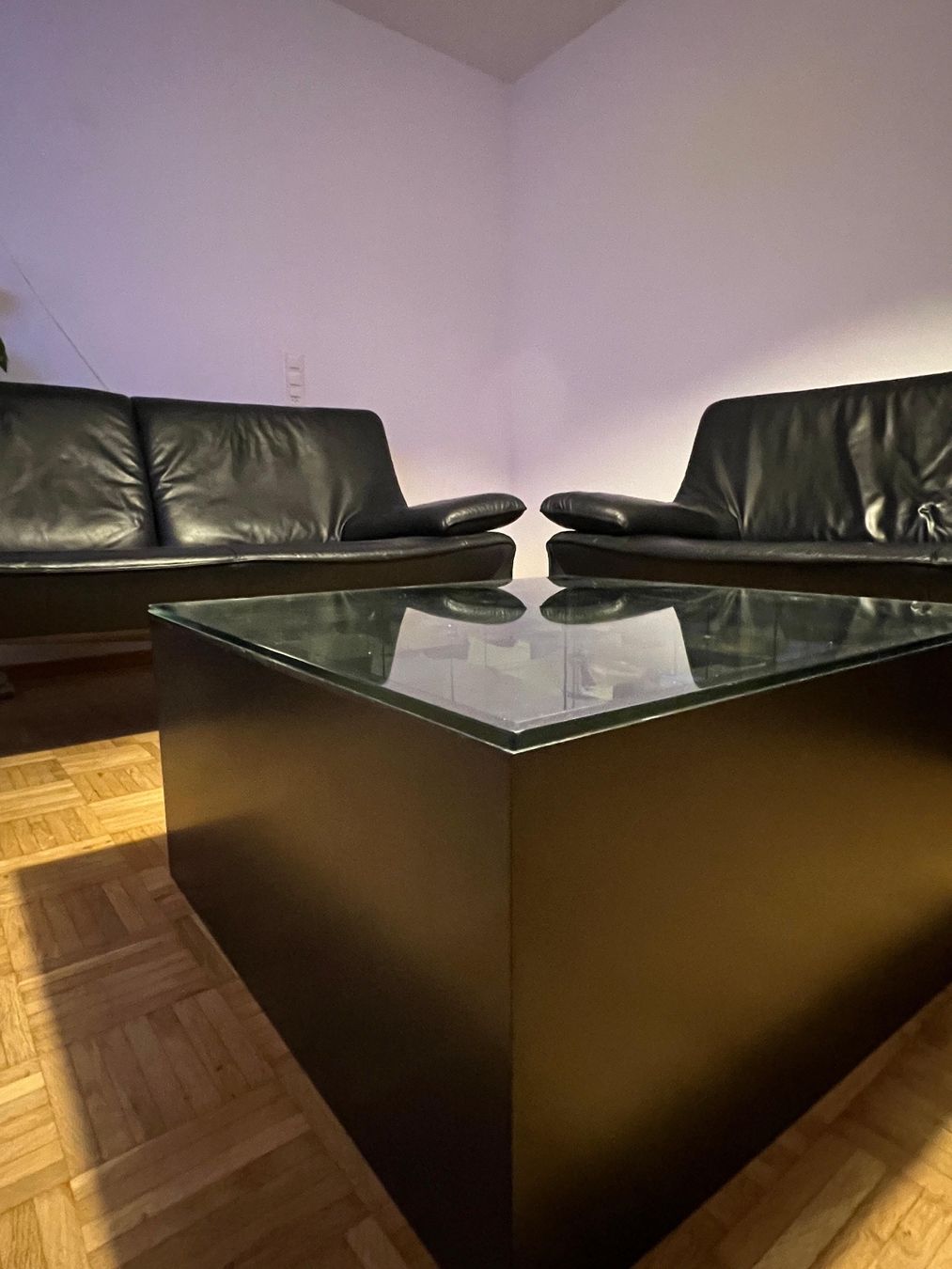 Divani: Leder-Sitzgruppe schwarz – 2 Sofas + Sessel/Hocker – Usato da Gossau SG venduto da Lizenzmarkt 1