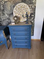     Restaurierte Schubladenkommode in Royalblau & Gold | Ein
