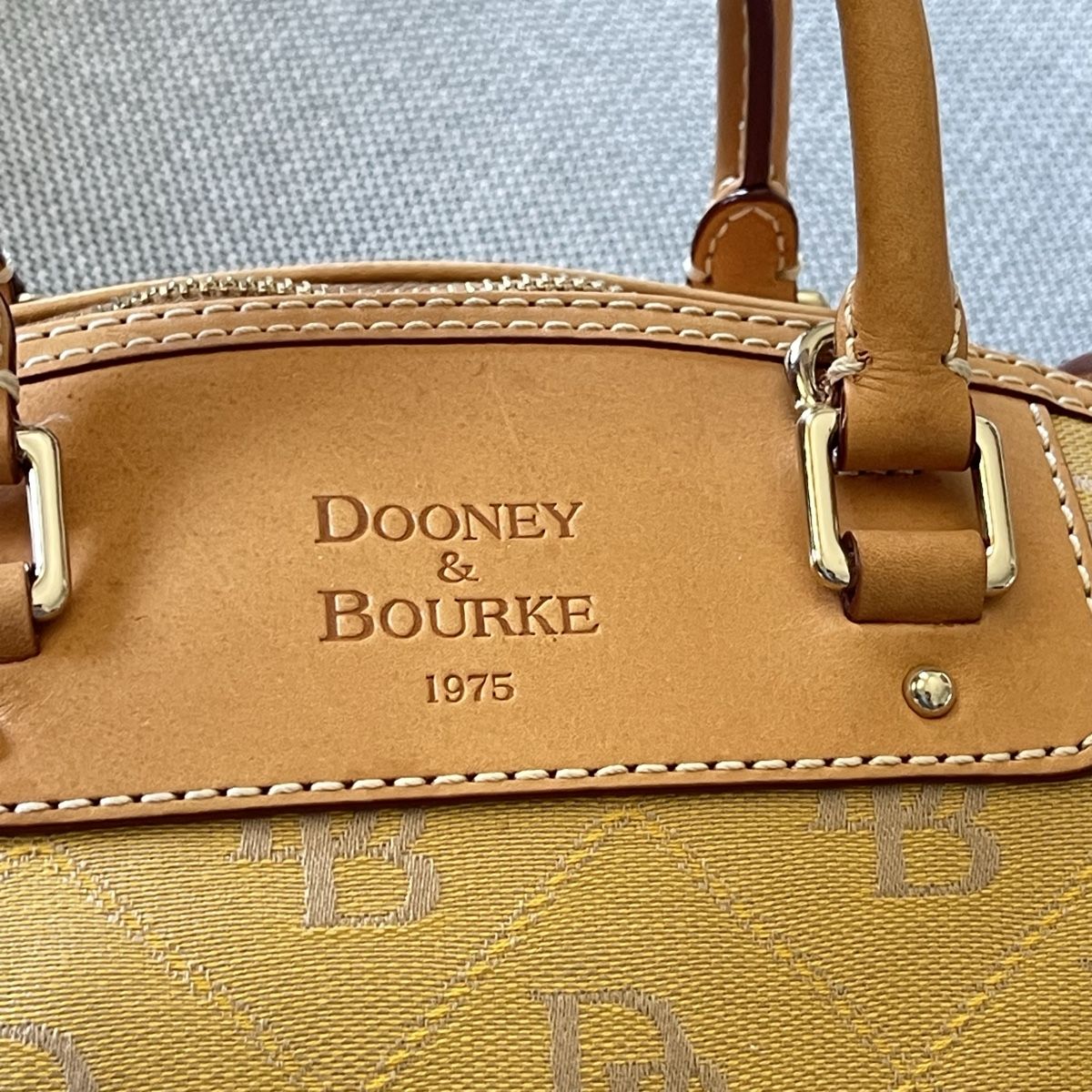 Dooney & Bourke Borse: Dooney & Bourke gelbe monogrammierte Hand Tasche – Nuovo (secondo la descrizione) da Bern venduto da dek_7bjd 2