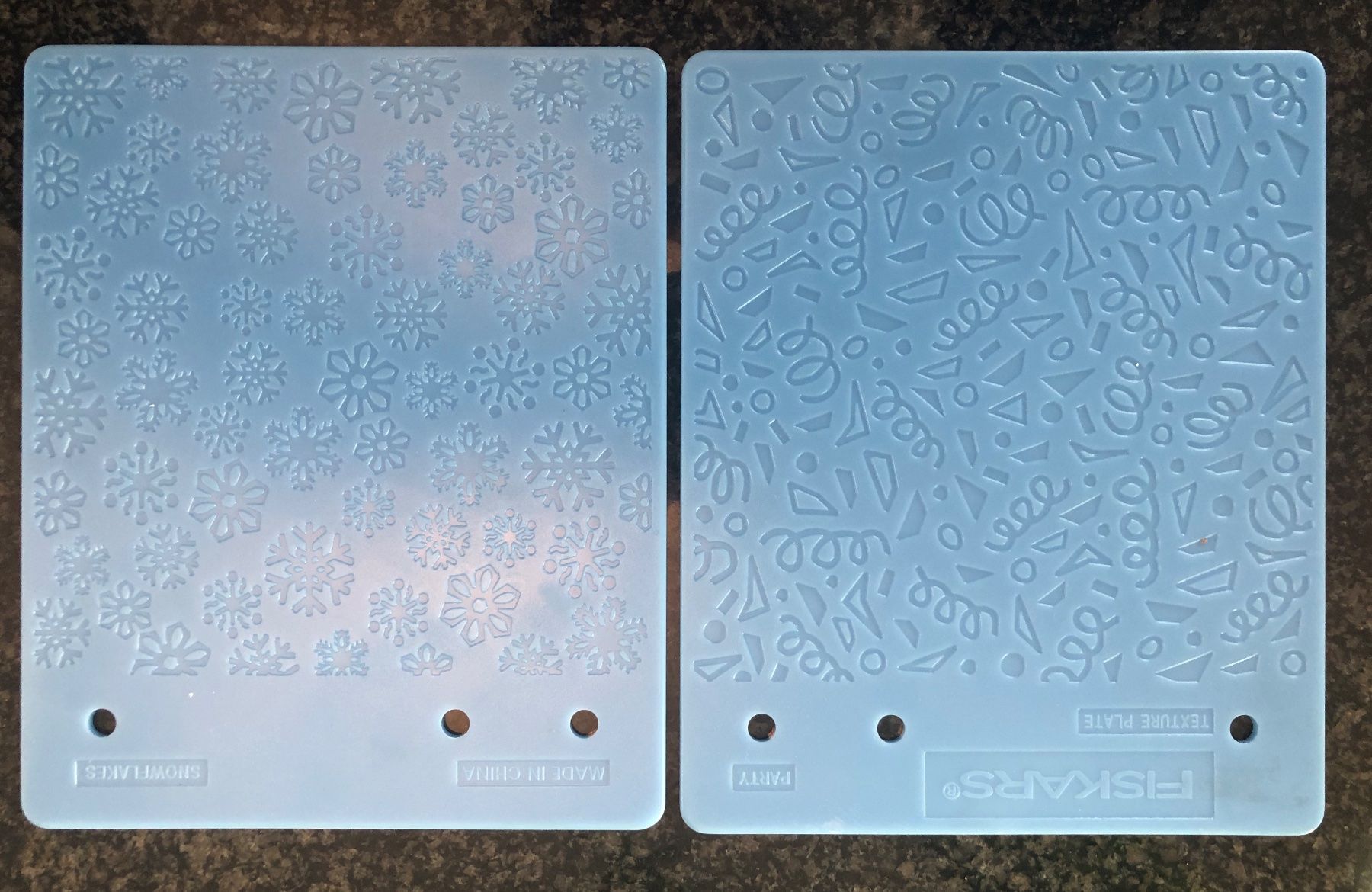 Piatti di portata: 2 FISKARS Prägeplatten mit 4 Muster – Nuovo (secondo la descrizione) da Madetswil venduto da Biker100 5