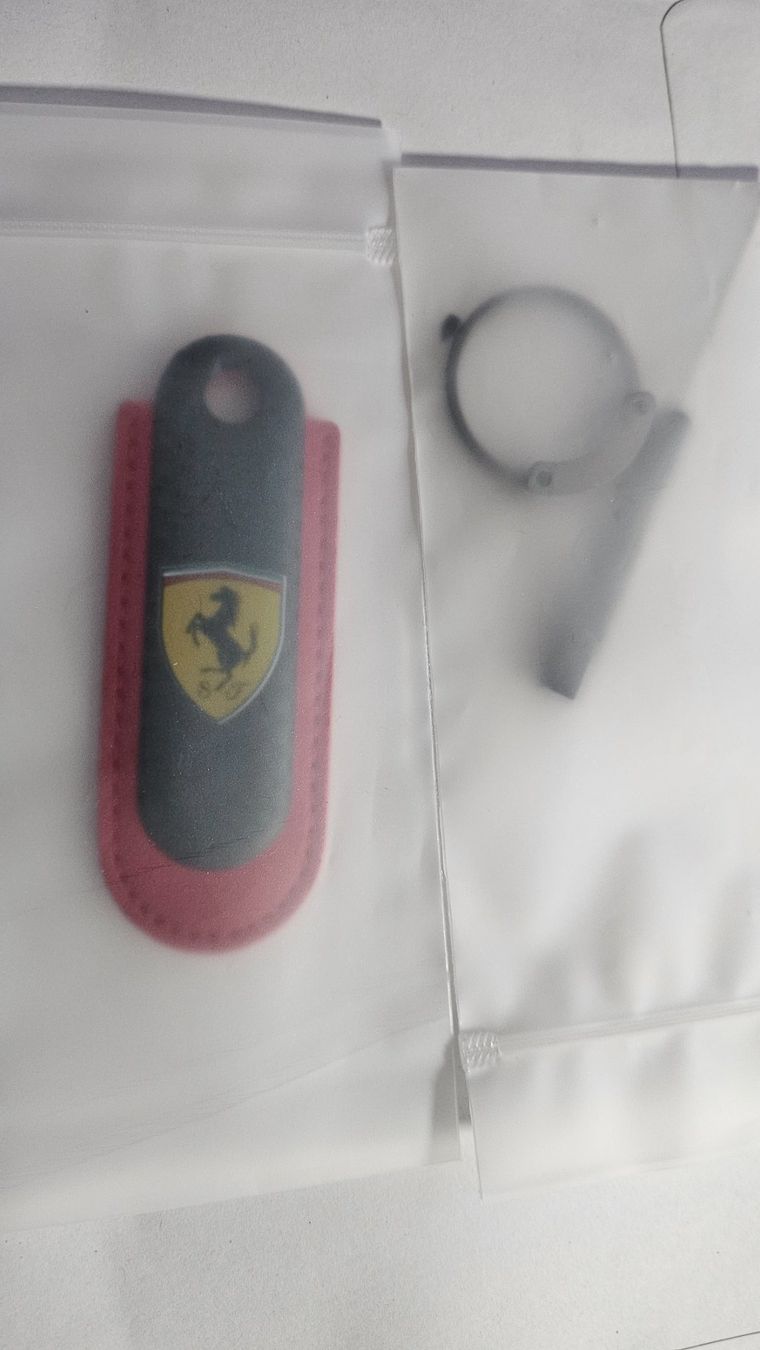 Ferrari Schlüsselanhänger & - bänder: Ferrari Schlüsselanhänger Carbon – Neu und originalverpackt aus Escholzmatt von Lagano 1