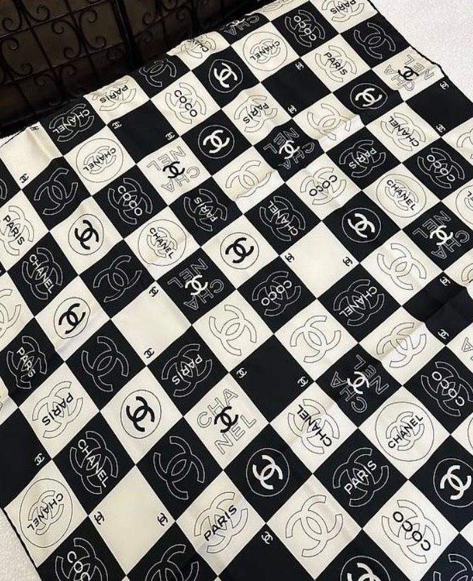 Chanel Foulard & Sciarpe: Chanel carre  piccolo – Nuovo e nell'imballaggio originale da lugano venduto da rob_g7hc