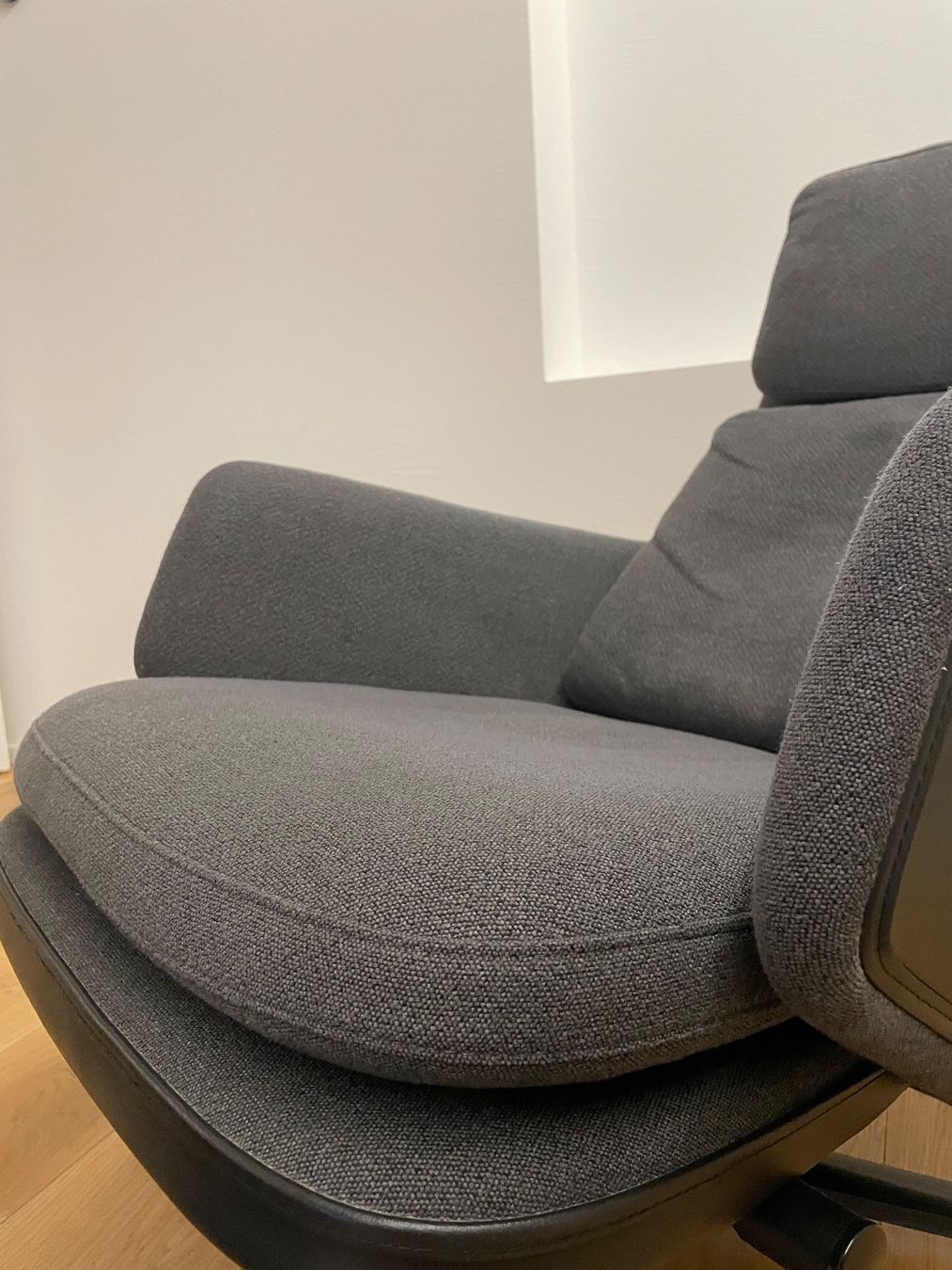 Vitra Sessel: VITRA Grand Relax Sessel mit Ottoman – Gebraucht aus Bern von jul_hvd5 4