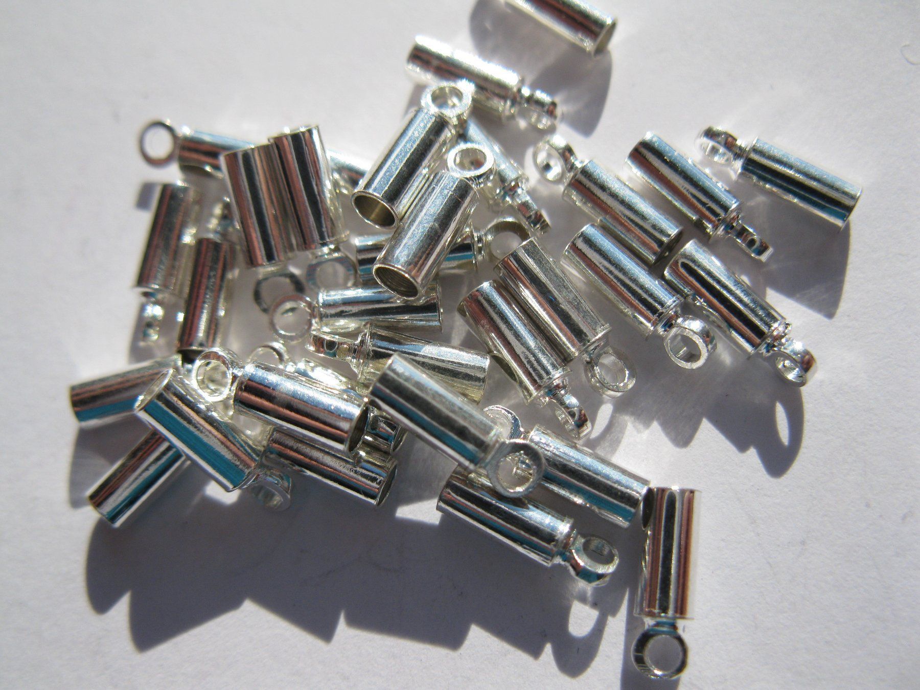 Perlen (unechte): 20 Endkappen, Cord Ends, Endstücke versilbert 2mm – Neu und originalverpackt aus St. Margarethen TG von LuanaKa