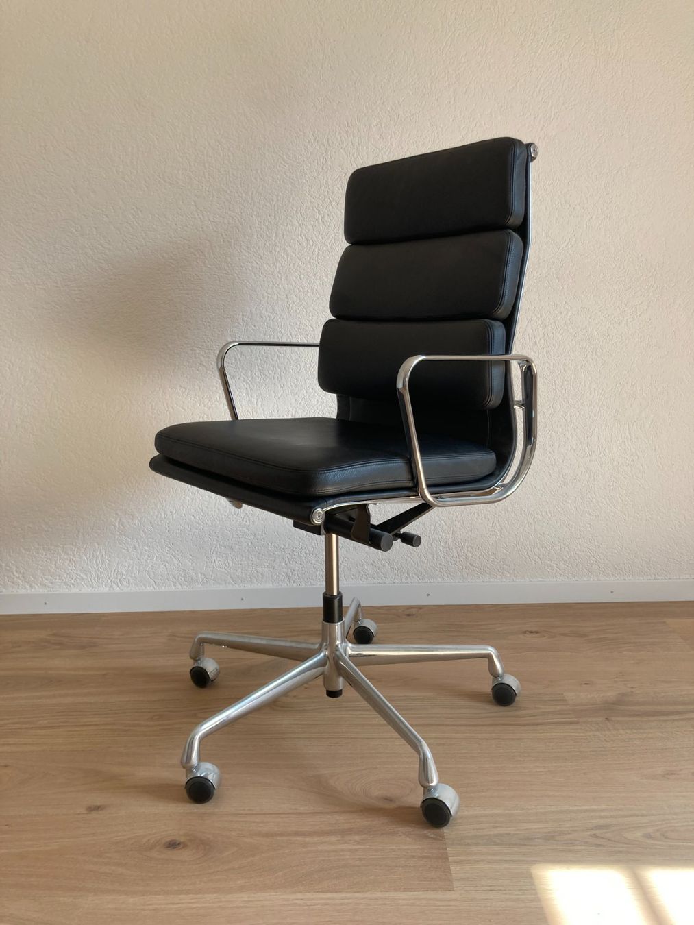 Vitra Sedie: Original Vitra Eames Soft Pad EA 219 – Usato da Bern venduto da yeadea