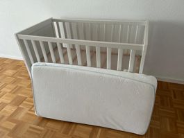 IKEA Babybett SUNDVIK (Weiss) mit Matratze VYSSA – Sehr gute