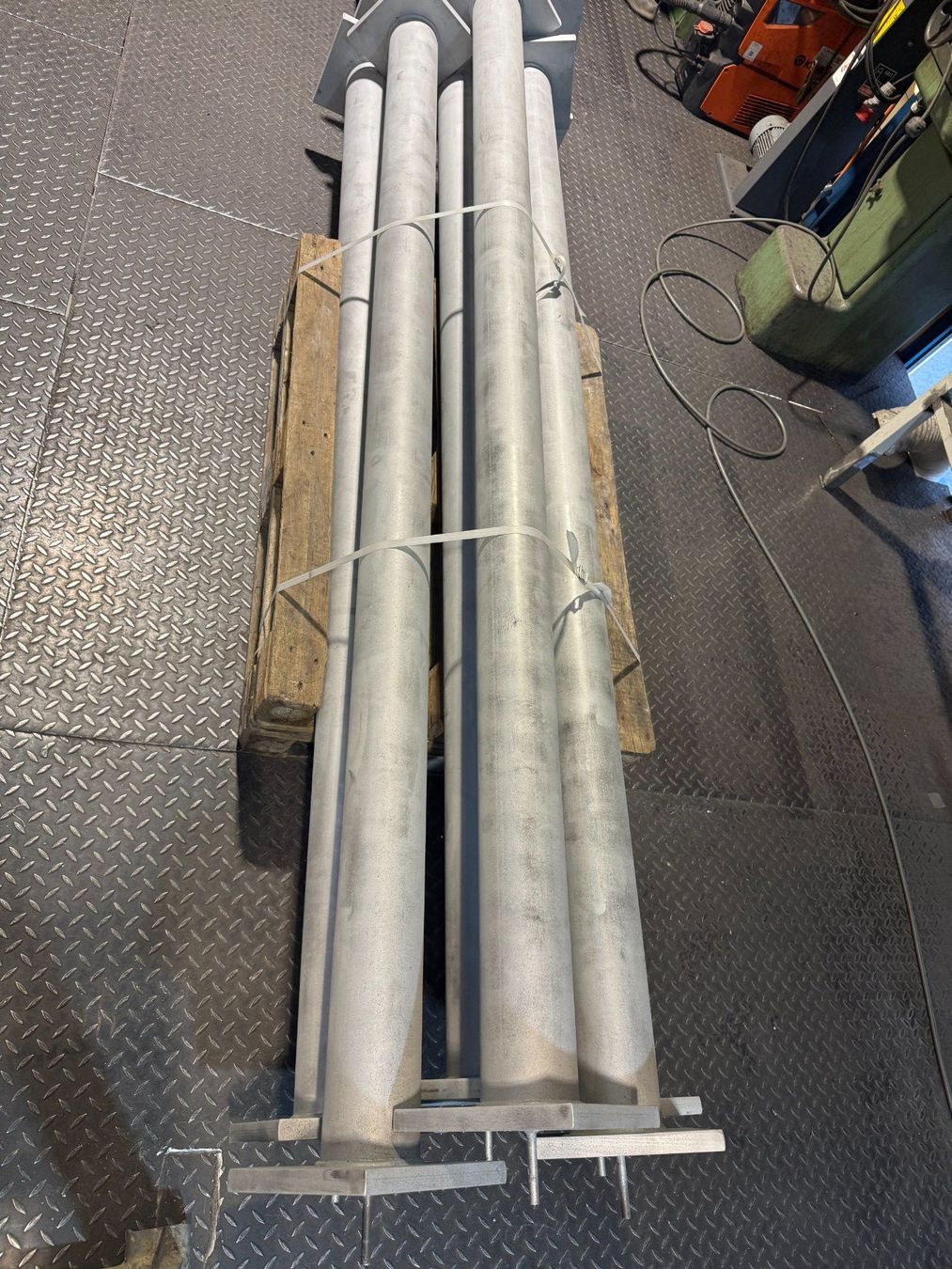 Travi: Stahlstütze / Rundrohr – Nuovo (secondo la descrizione) da Bennwil venduto da BT-Metallbau-GmbH