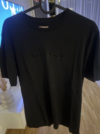 T-shirt Guess homme noir avec logo en relief bon etat