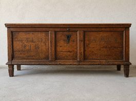 Coffre / banc ancien rustique en bois massif