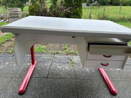 Kinderschreibtisch höhenverstellbar mit Korpus uns Stuhl