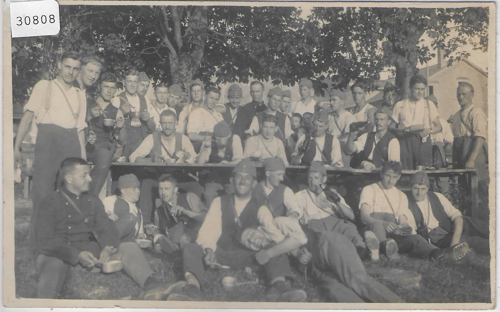 Cartoline postali: Armee Suisse - Beim Mittagessen – Usato da Ettingen venduto da Kartenplanet