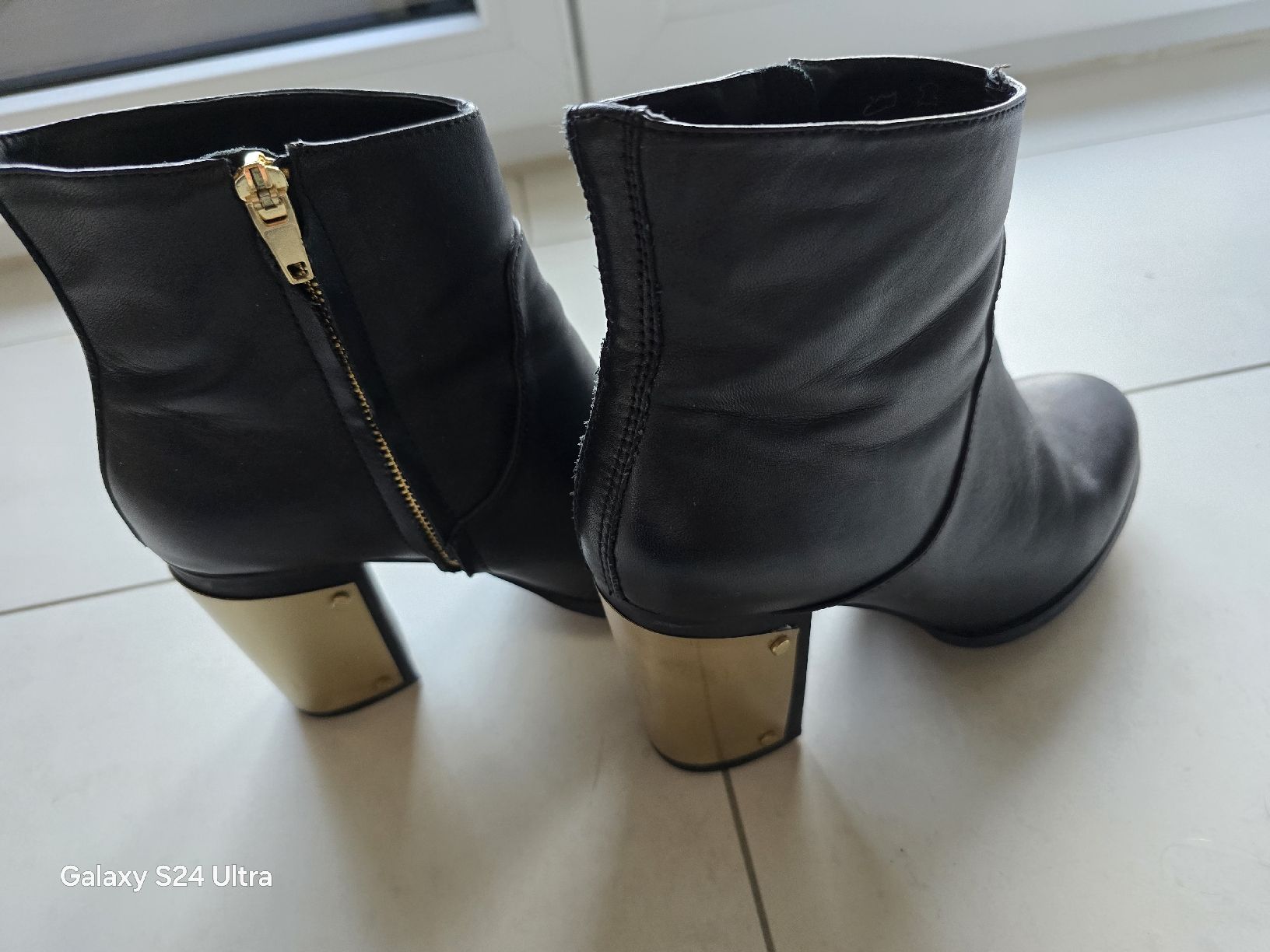 Chaussures femmes: Schwarze Leder Stiefeletten mit Goldabsatz – D'occasion à Kloten par Salentina64 3