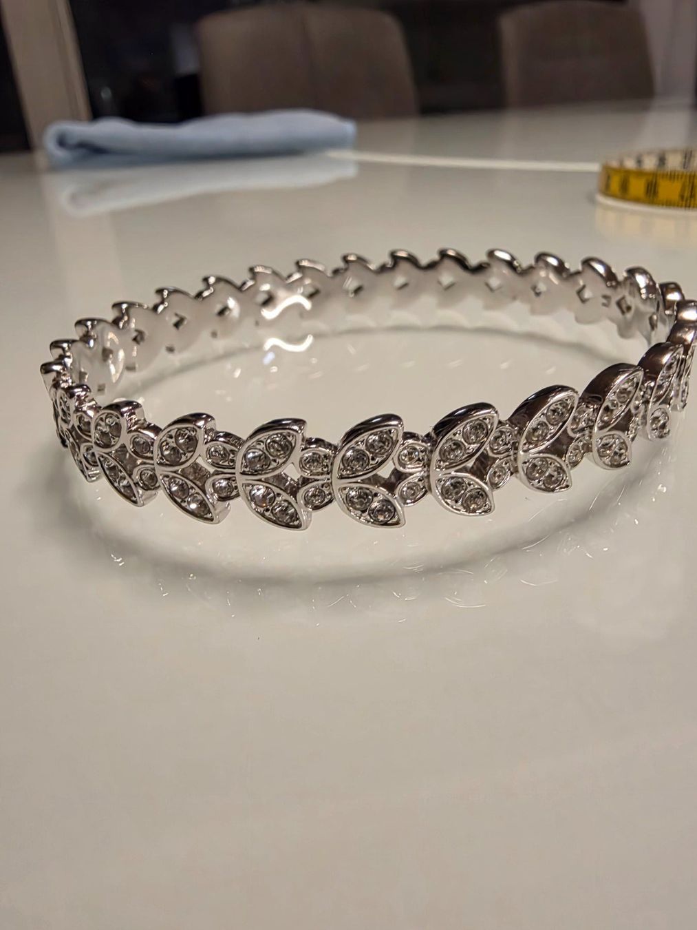 Bracciali & Braccialetti: Silberfarbenes Armband mit Muster, neuwertig, SWAROVSKI – Nuovo (secondo la descrizione) da Zürich venduto da qer_2t8q 4