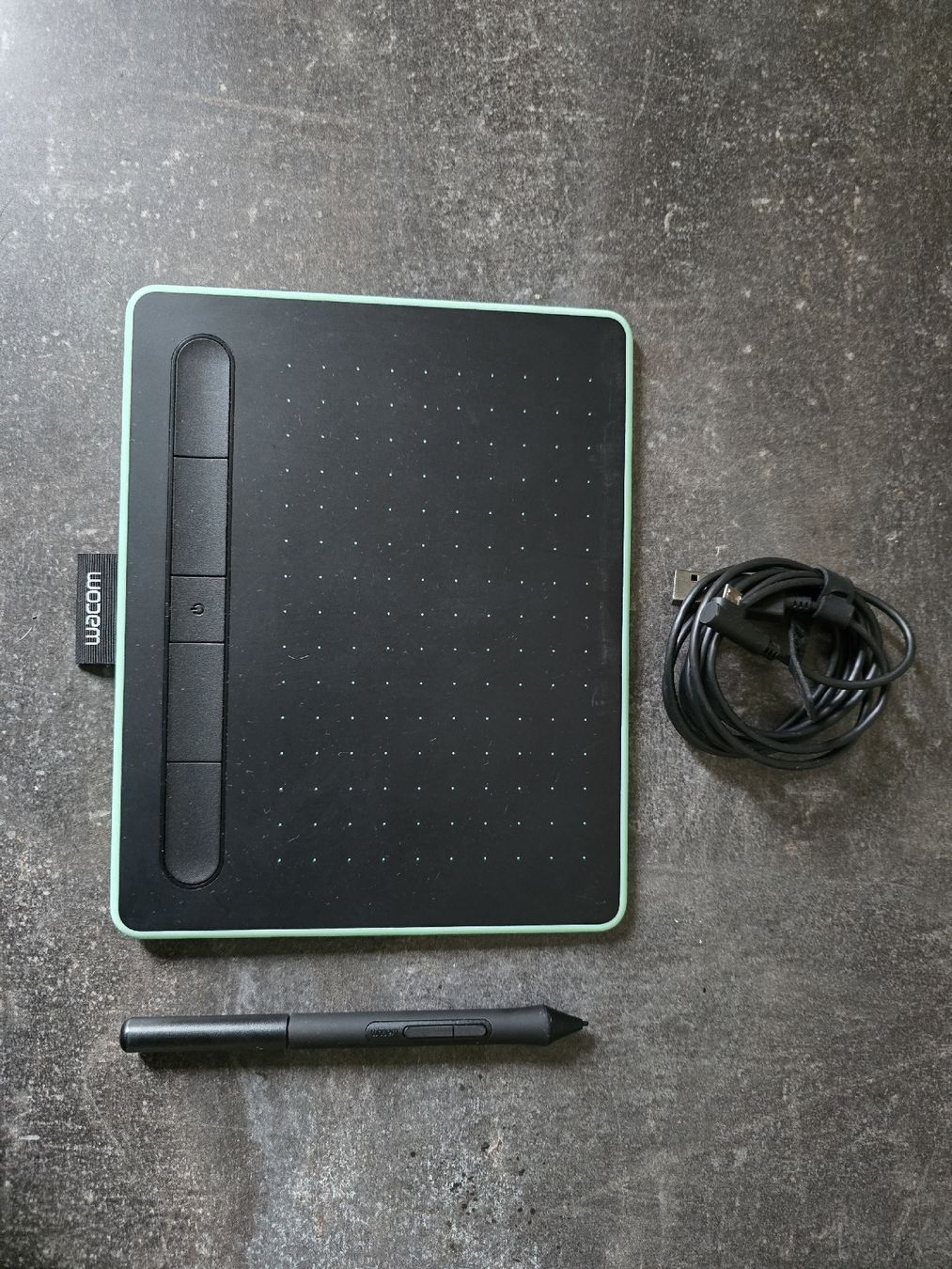 Wacom Tablettes PC: Tablette Wacom Intuos Small Bluetooth noir – D'occasion à Genève par chr_wv8g