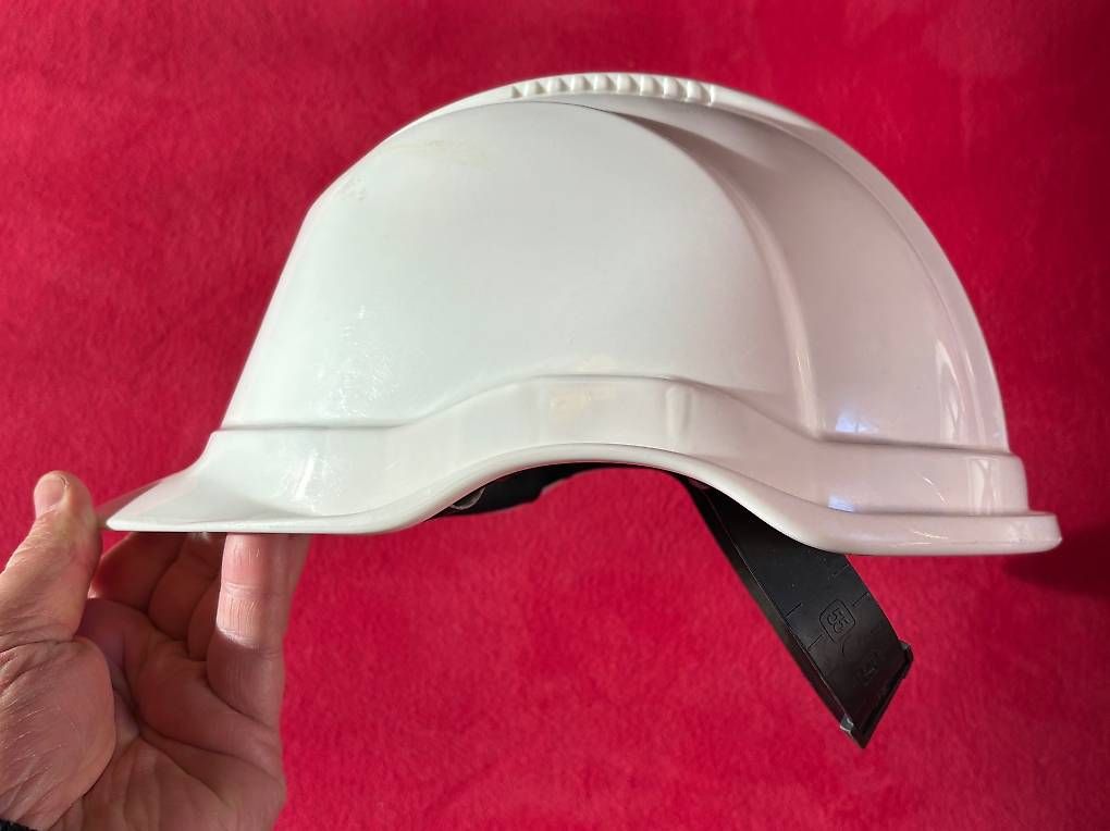 Protezione per viso e udito: Casco cantiere – Usato da Maroggia venduto da Luca_Ferrario 2