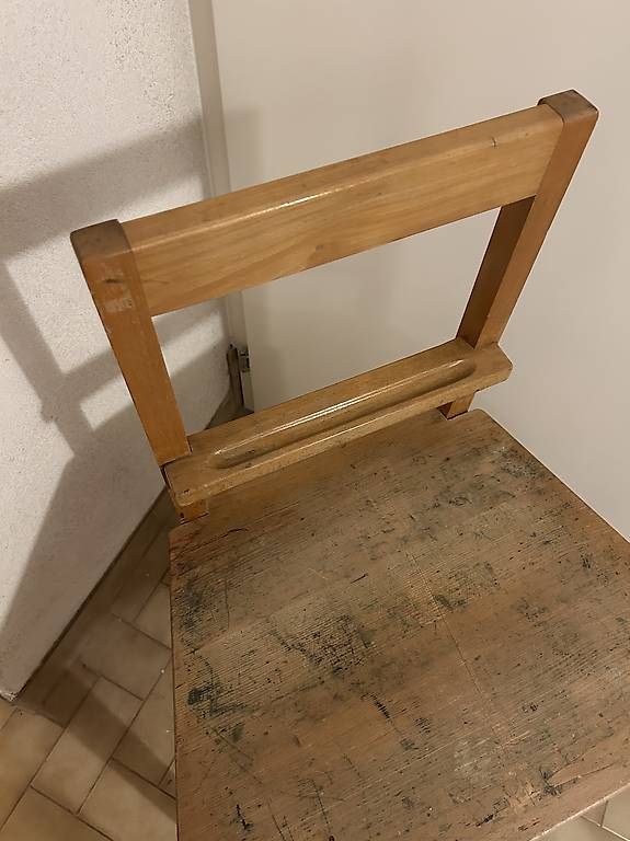 Sedie: Ancien petit pupitre d'école – Usato da Vouvry venduto da Vouvrisa 1