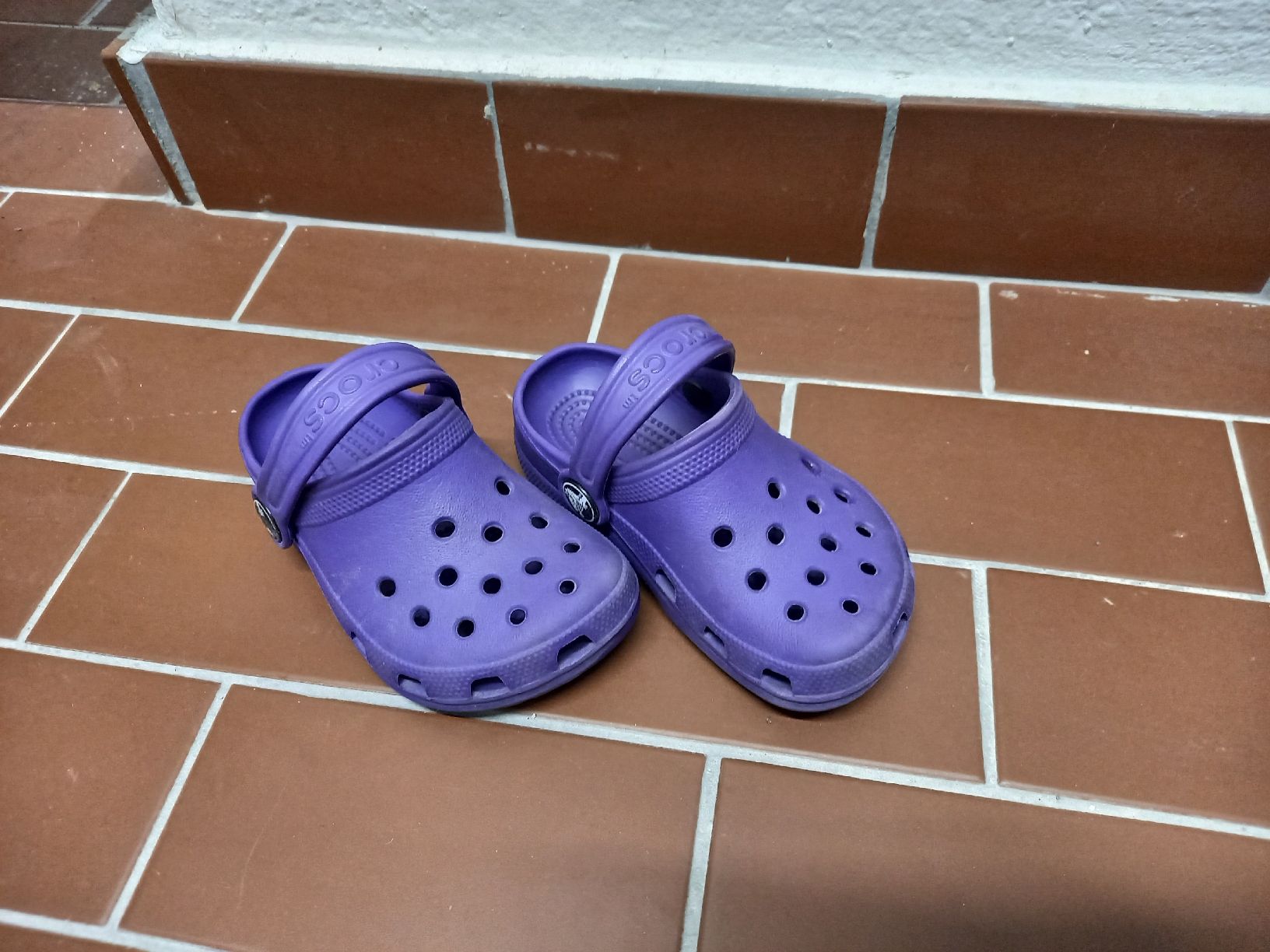 Crocs Scarpe per ragazzi: Crocs C6/7 (Gr. 22-24) violett – Usato da Zürich venduto da HansBald 1