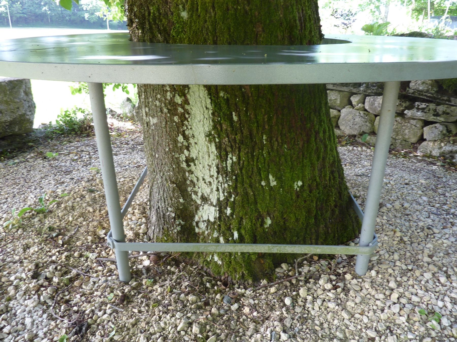 Tavoli: Table de jardin autour d'un arbre – Usato da lommiswil venduto da Dbud 1
