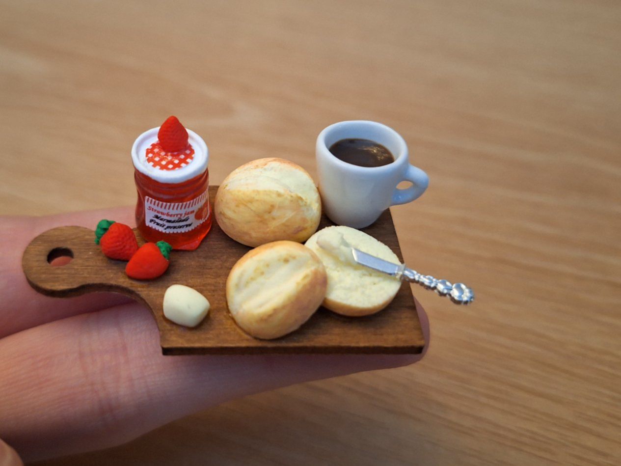 Case e mobili per bambole: Handmade Frühstücksbrett – Nuovo (secondo la descrizione) da Zürich venduto da HandmadeTinyFood