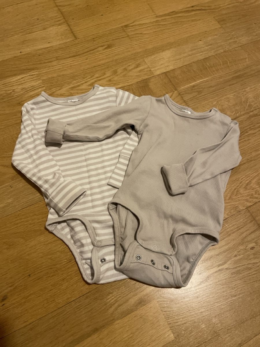 H&M Lotti & Set di vestiti: 2 Body langarm, Gr.74-80 – Usato da Chur venduto da ves_y5xm