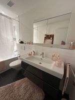 Modernes Badmöbel-Set mit Lavabo und Spiegelschrank
