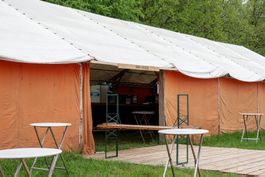 Grosses Festzelt orange weiss mit Holzboden gebraucht