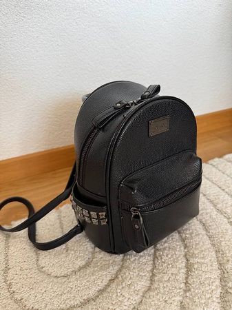 Kleiner schwarzer Rucksack in Leder Optik