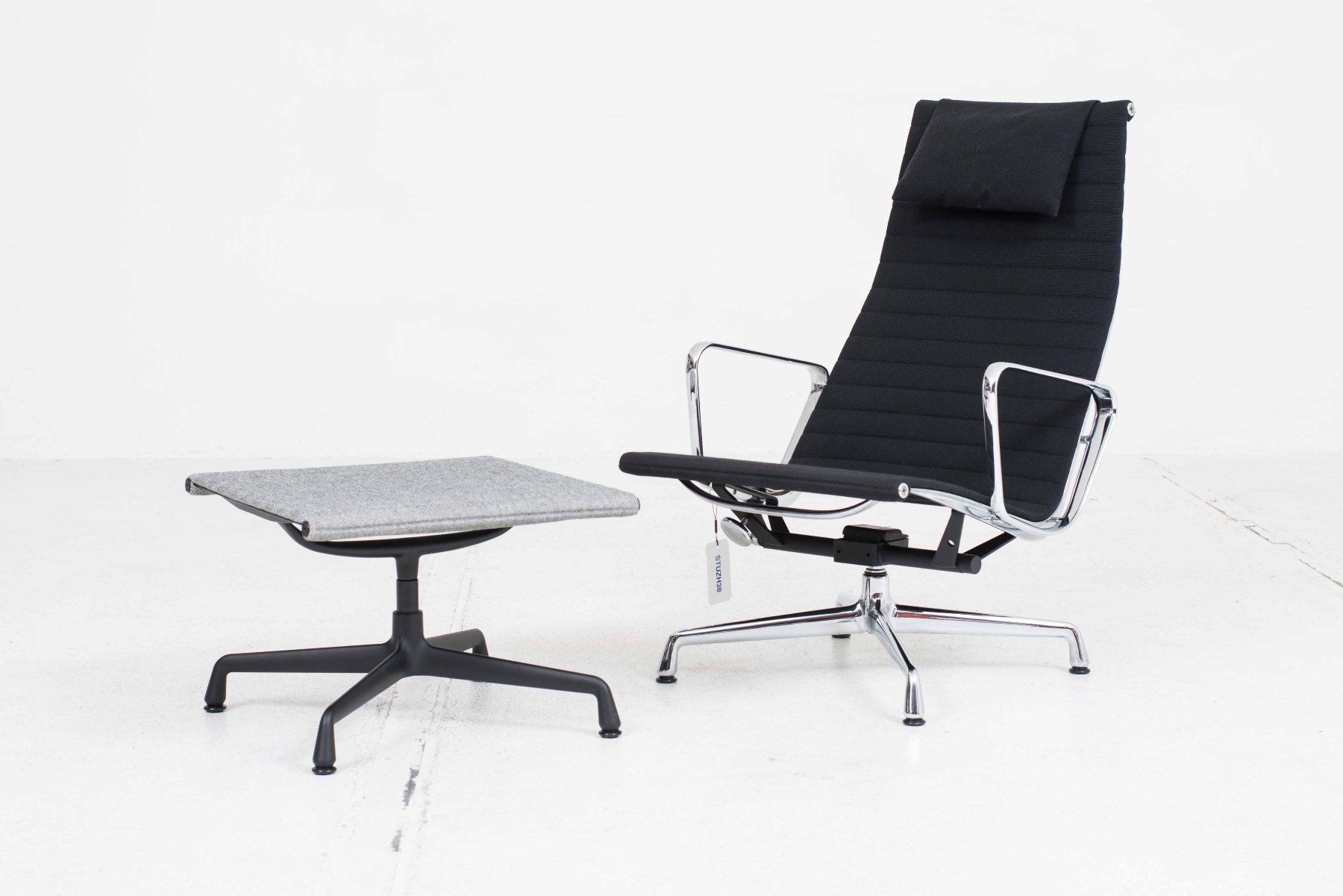 Vitra Sgabelli: Vitra EA 125 Ottoman / Hocker von Charles & Ray Eames - Grau – Usato da Zürich venduto da STUZH38 4