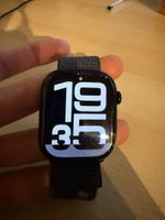 Apple Watch Serie 10 mit Armband und Kabel