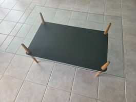 Glas Couchtisch, Designer Tisch mit Holzfüssen, Top!