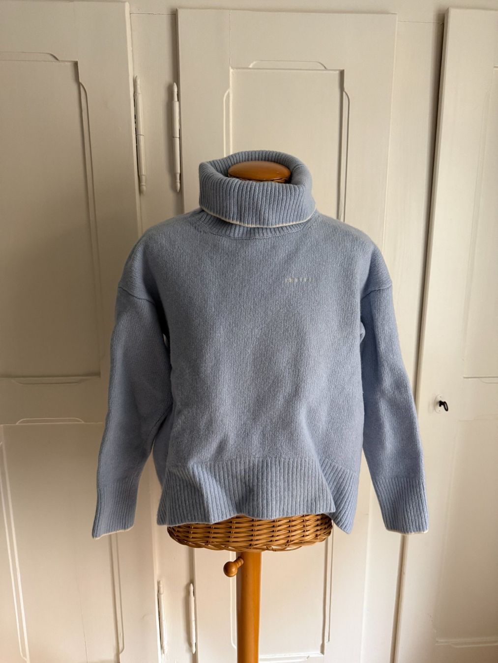 Maglioni & Felpe: INUIKII - Merinowolle Strickpullover hellblau M – Usato da Zürich venduto da Diazaio