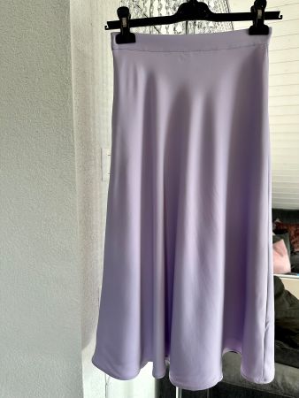 H&M Midirock in Satin Optik, Lila/ violette