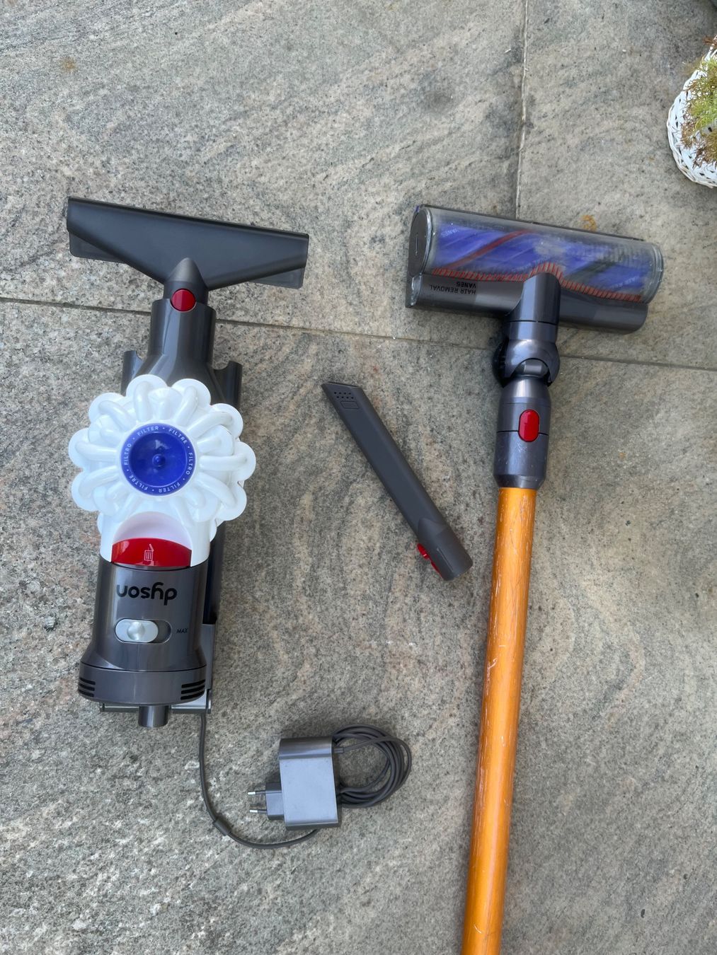 Dyson Staubsauger & Zubehör: Dyson V8 Staubsauger – Gebraucht aus Magden von Hornet2 1