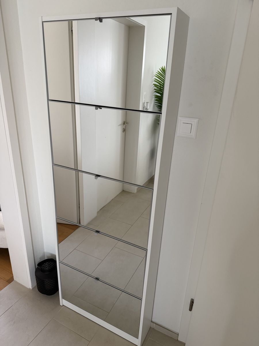 Scaffali: Schuhschrank mit Spiegelfront Weiss 5 Klappen gebraucht – Usato da Münchenstein venduto da emi_td7v