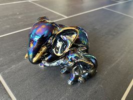 Figur aus 2 Elefanten in „Regenbogenfarben“