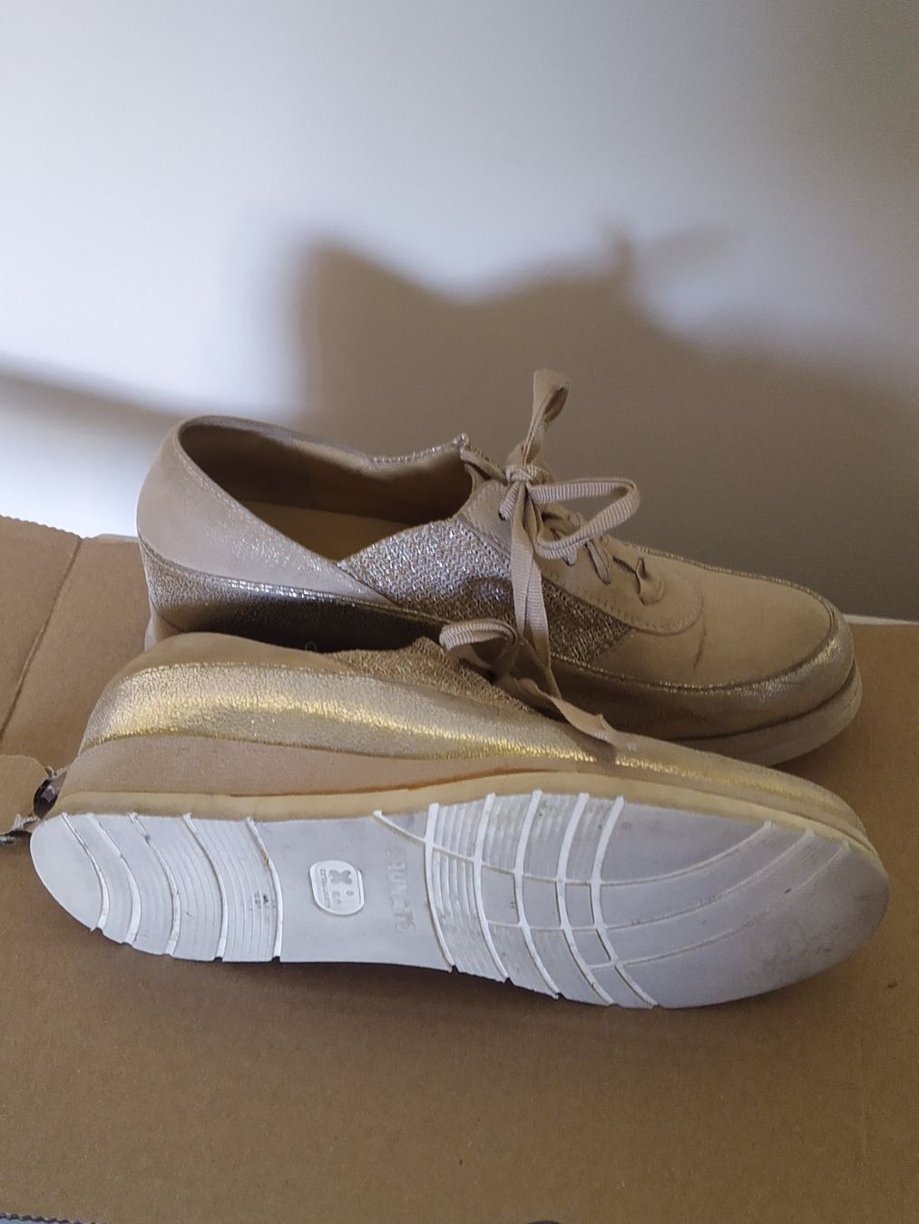 Brunate Scarpe da donna: Sneaker Brunate in beige, Grösse 36 – Usato da St. Urban venduto da Remember4 2