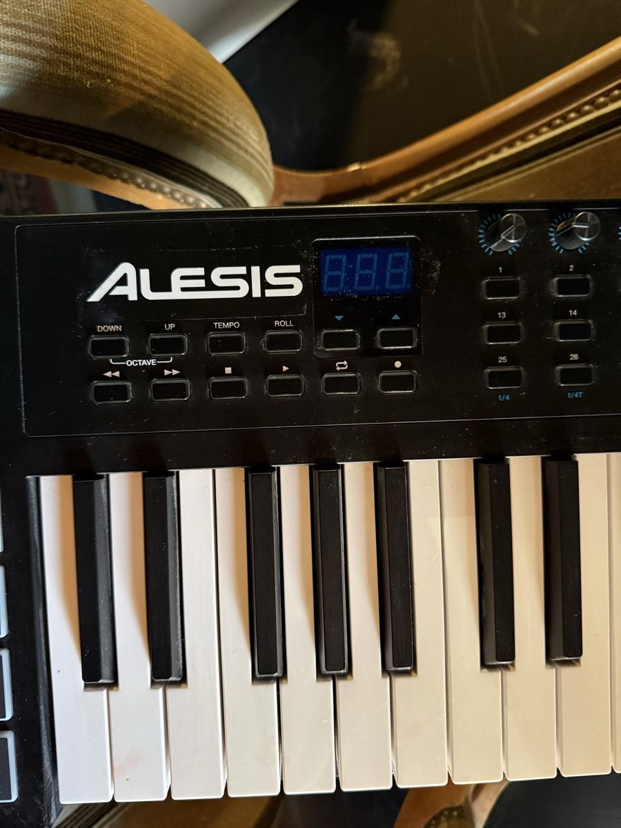 Alesis Strumenti musicali: Alesis V49 MIDI Keyboard – Usato da Zürich venduto da jonathanschneider 2